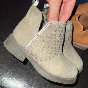 Oshkosh gray boots